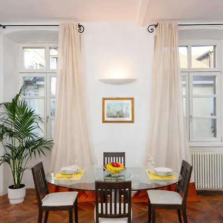 Des Hayes Apartment *